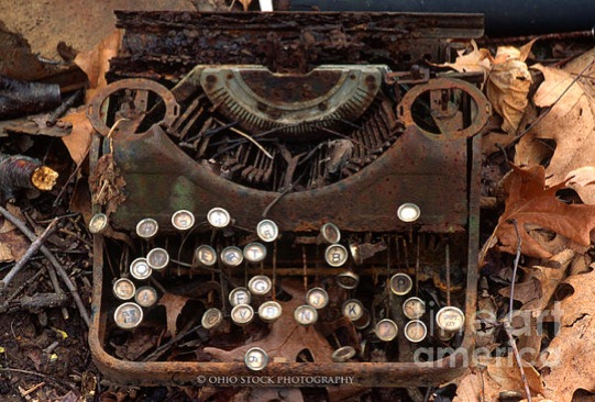 timeworn-old-rusty-typewriter-ohio-stock-photography